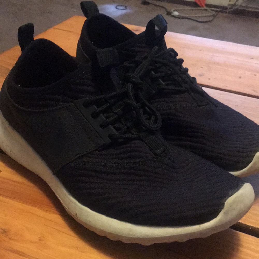 women’s black running nike shoes